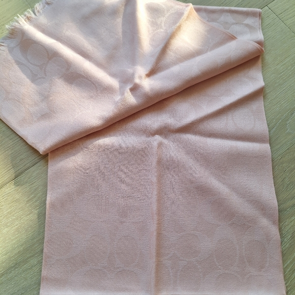 NWT Coach F37836 85% Wool, 15% Silk  Signature 'C' Wrap in  Blush - Picture 1 of 5
